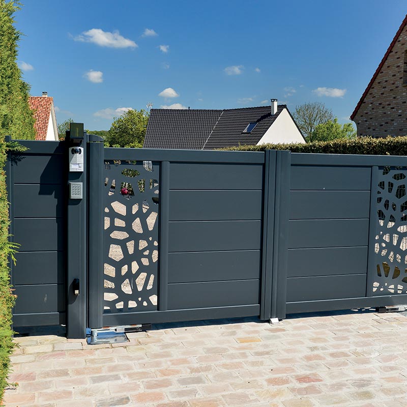 Portail aluminium anthracite avec décor en découpe laser posé par Clôtures Caudevel
