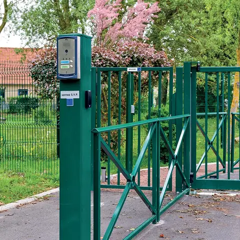 Motorisation et contrôle d'accès de portail — réalisation Clôtures Caudevel