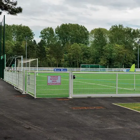 Clôture d'équipement sportif — réalisation Clôtures Caudevel