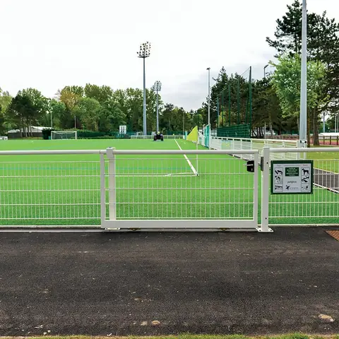 Clôture d'équipement sportif — réalisation Clôtures Caudevel