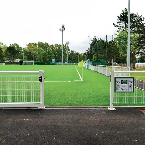 Clôture d'équipement sportif — réalisation Clôtures Caudevel